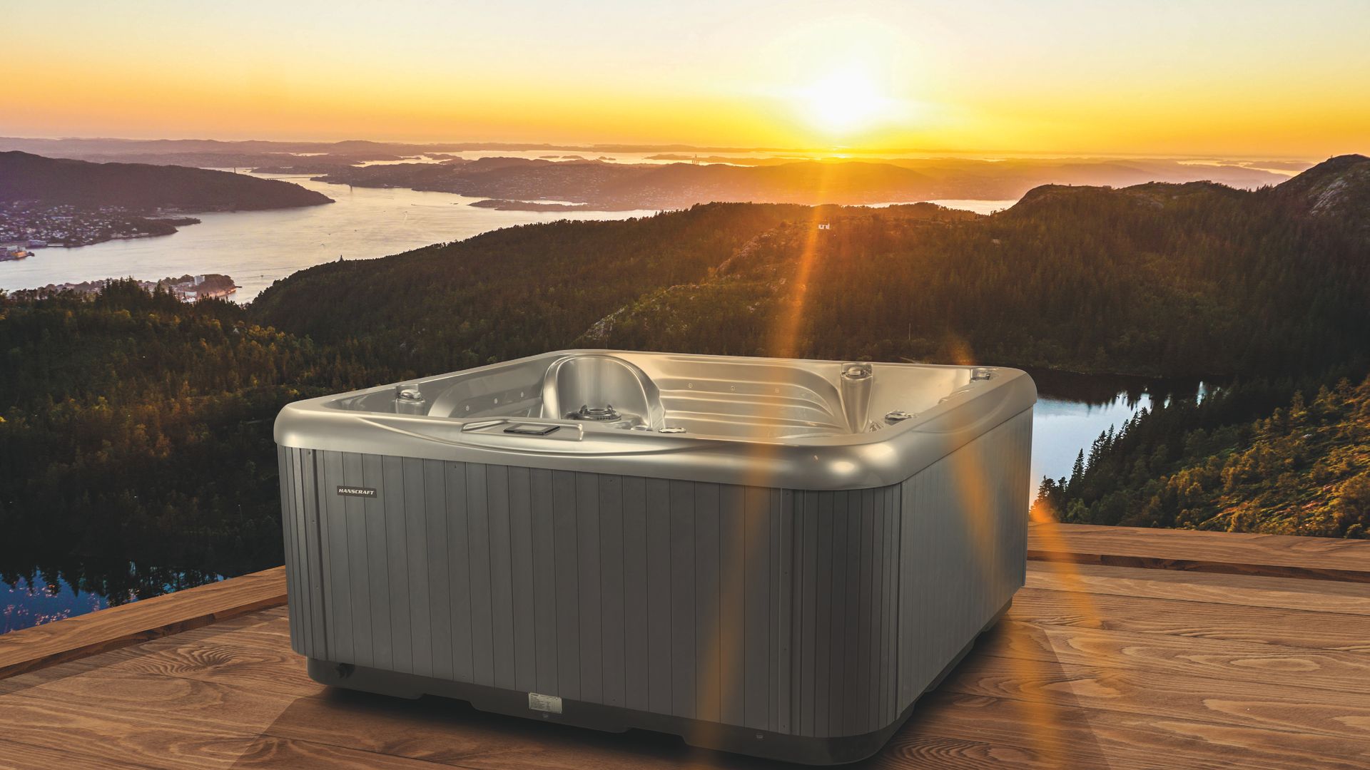 Vasca spa Hanscraft su una terrazza al tramonto